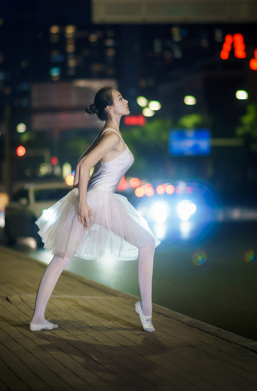 开云体育-球队是否根据球员疲劳数据调整边路与中路组织重心,分析球队状态从哪里入手